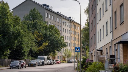 Gata med grönska och husfasader