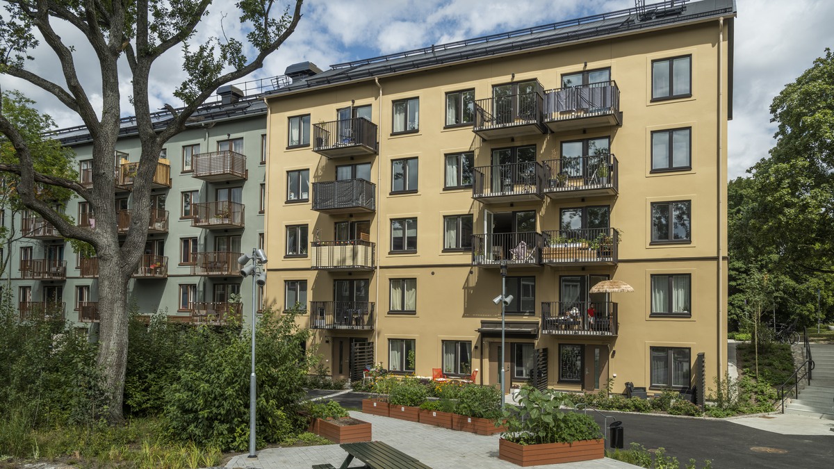 Flerfamiljshus med ljusa fasader och balkonger