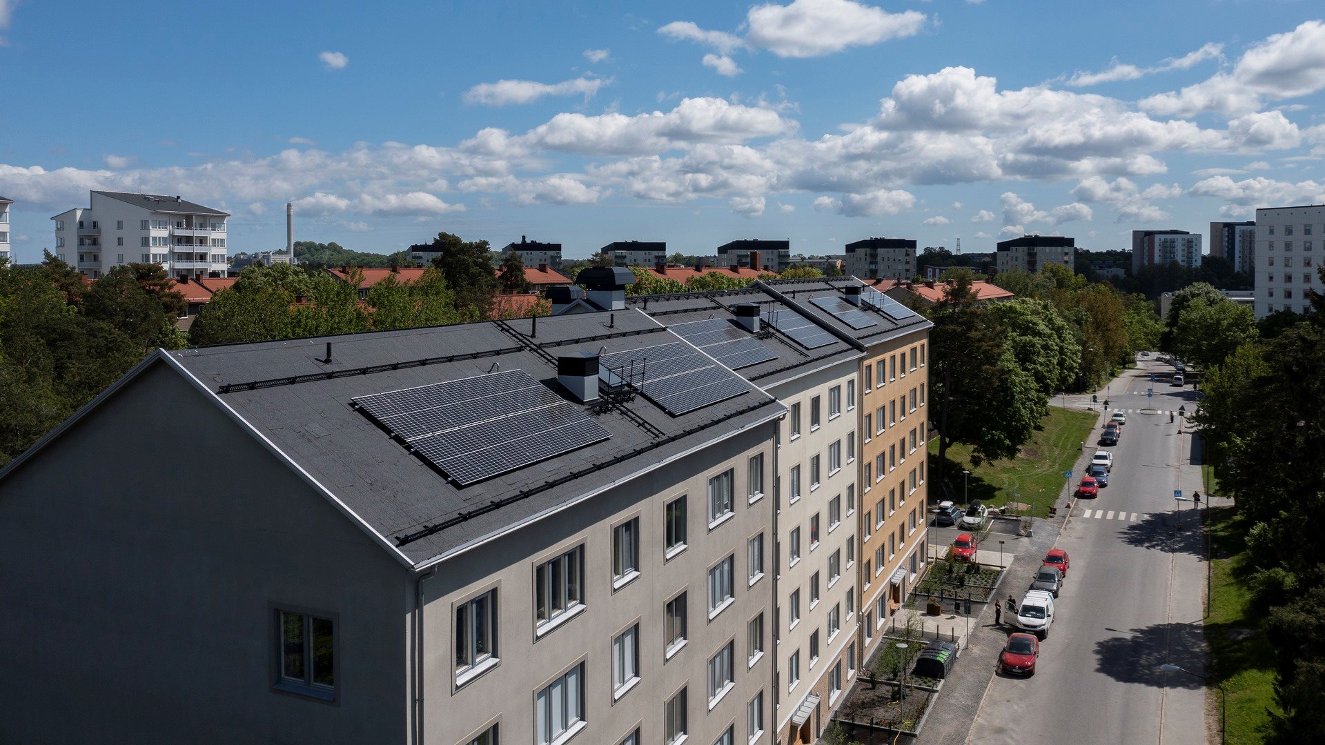 Flygfoto över hus med solceller