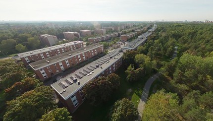 Flygbild, huslängor med solceller