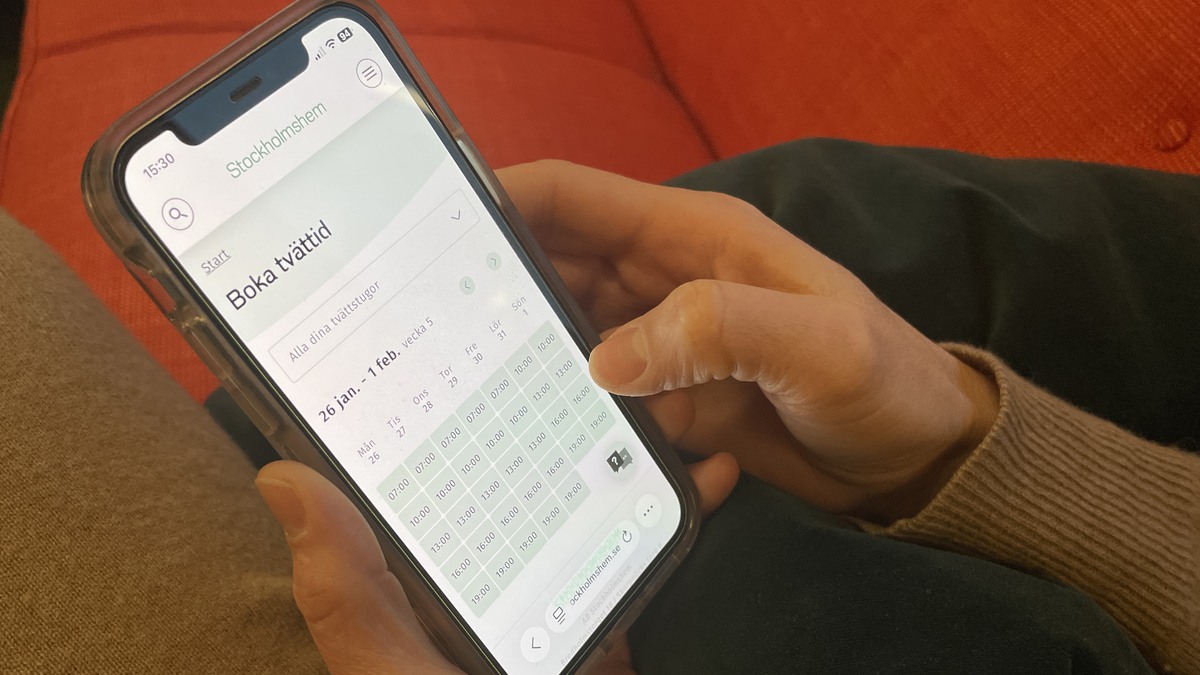 Hand håller mobiltelefon