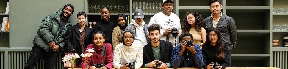Gruppbild av ungdomar med kameror