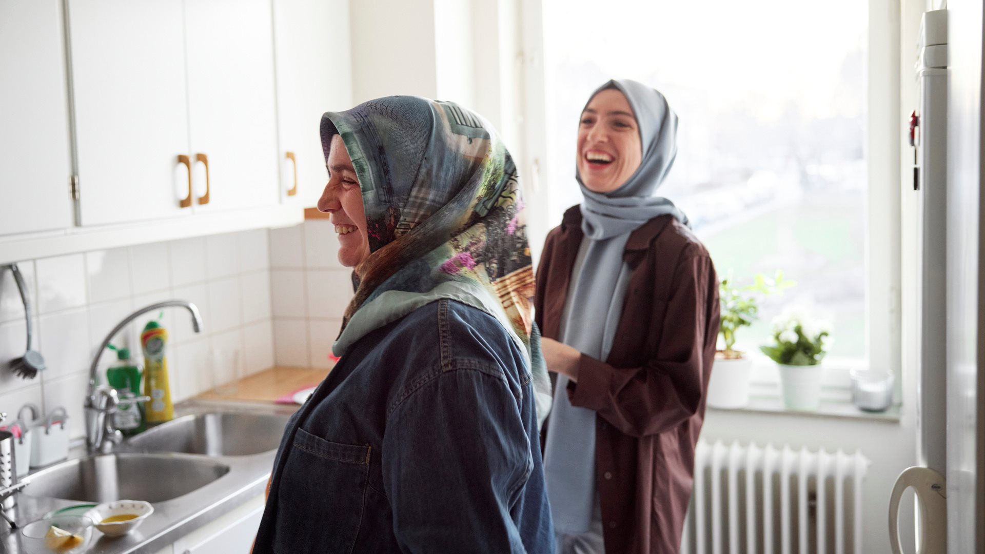 Kvinnor med hijab lagar mat i kök till den muslimska festen eid al-fitr som avslutar högtiden ramadan