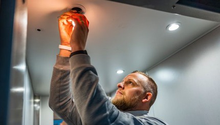 Man byter lampa i spotlight