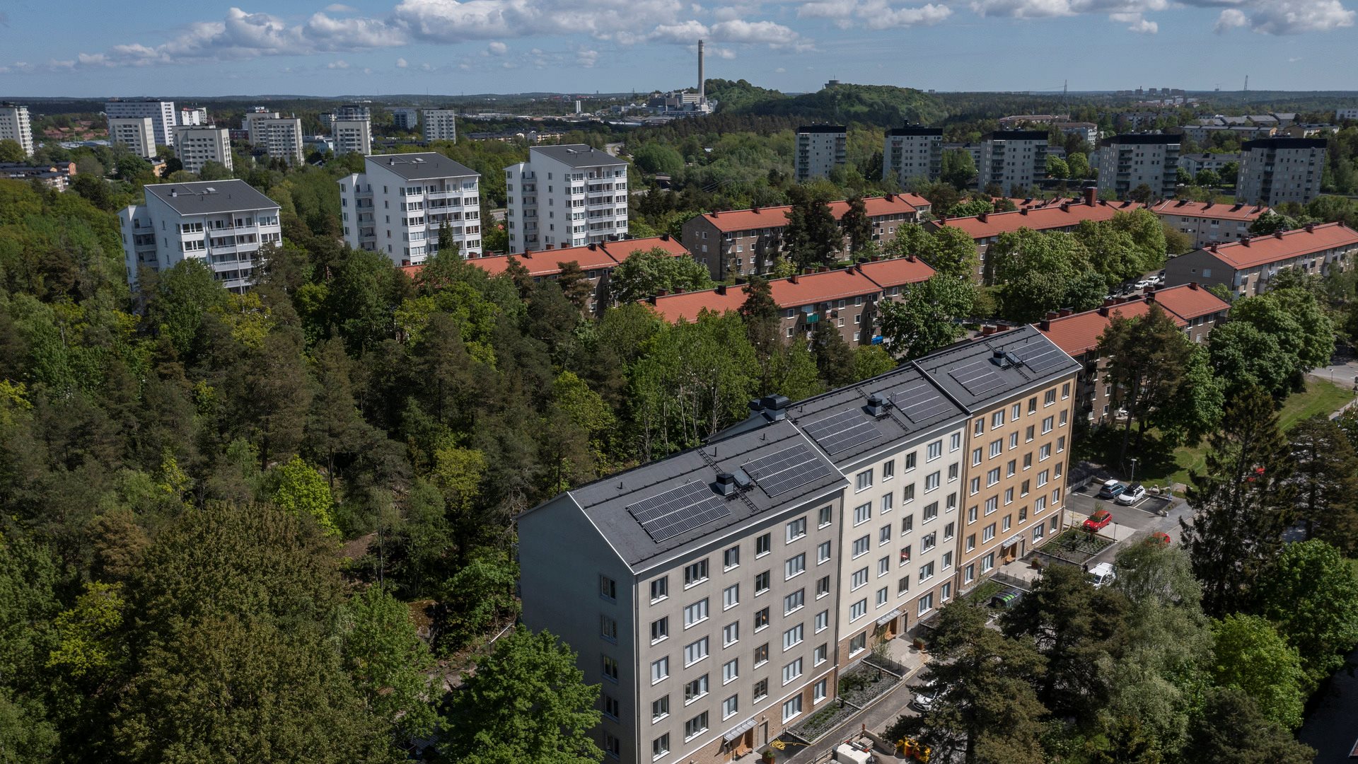 Flygbild hus med soceller på taken