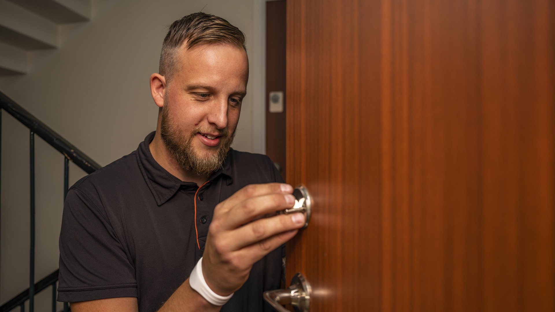 Man fixar med dörrlås