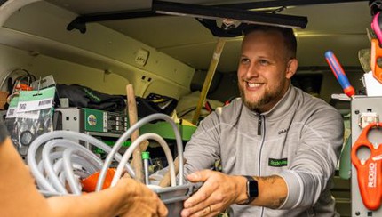 Man i skåpbils baklucka med massor av utrustning