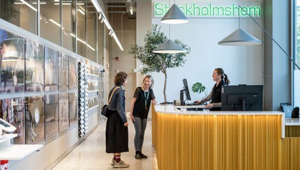 Tre kvinnor i en reception