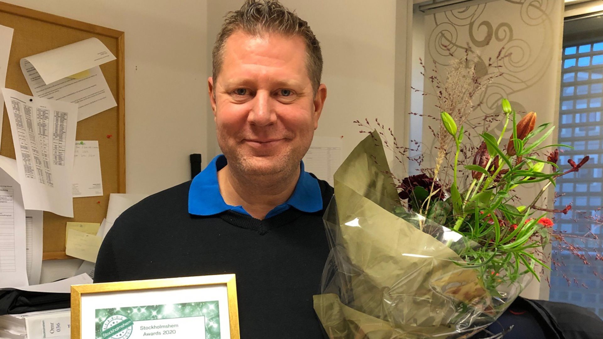 Leende man med blomsterbukett