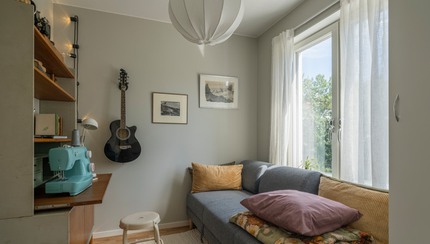 Rum med ljusa väggar och soffa