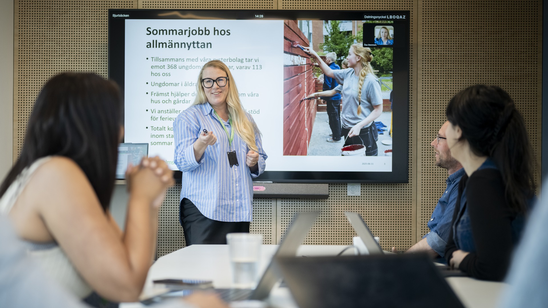 Kvinna håller i möte