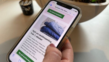 hand håller i telefon
