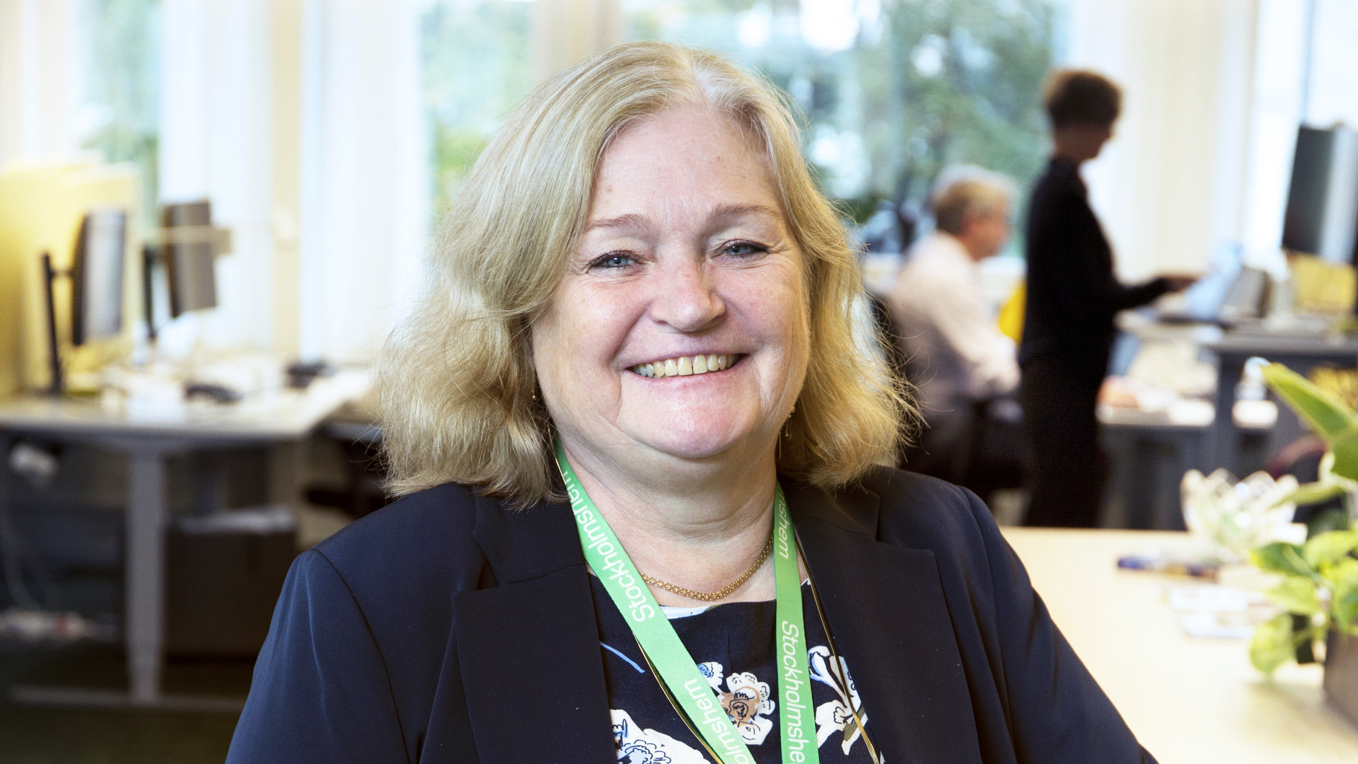 Leende kvinna i kontorsmiljö