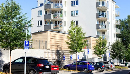 Bilar parkerade utanför flerfamiljshus