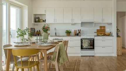 Öppen planlösning mellan kök och vardagsrum.
