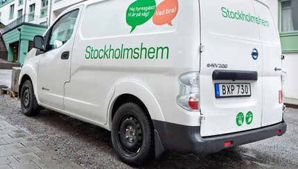 En vit skåpbil med Stockholmshems logga på.