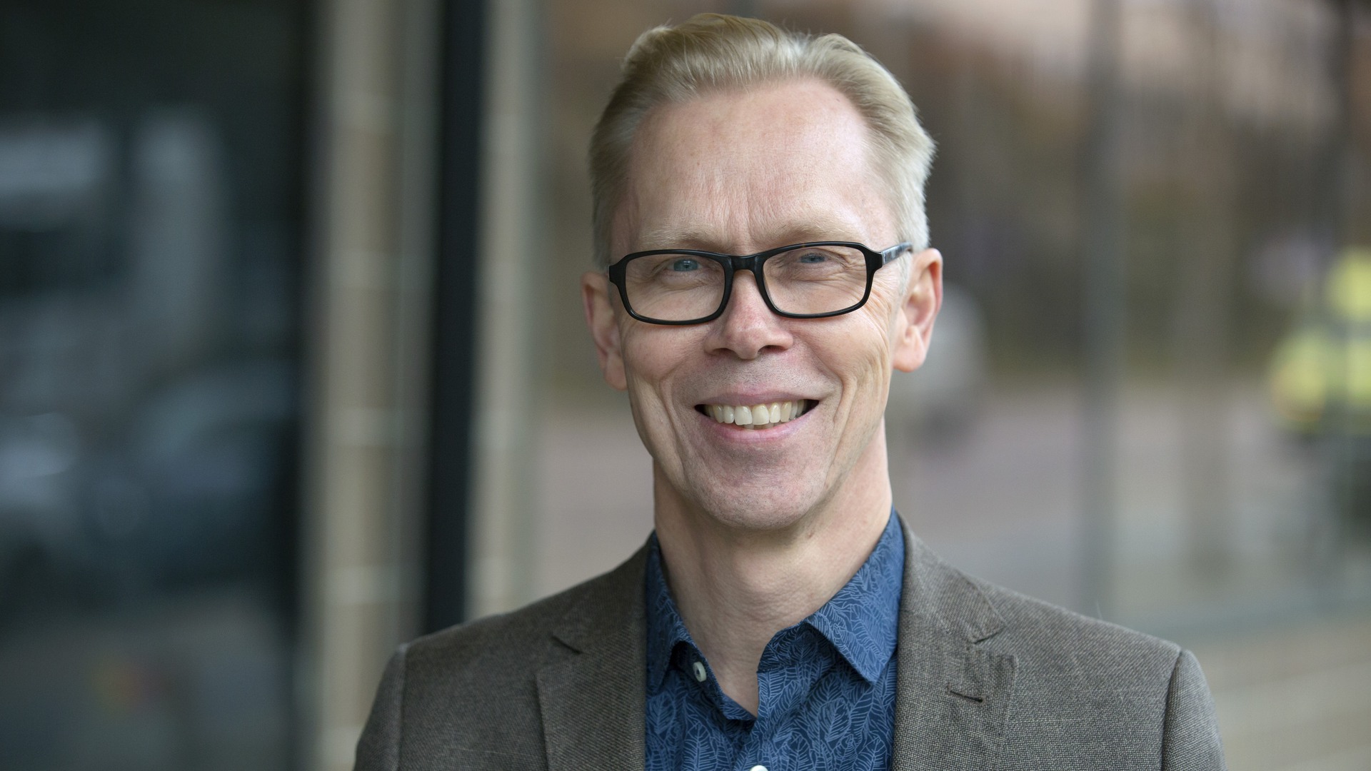 Porträtt av man i glasögon