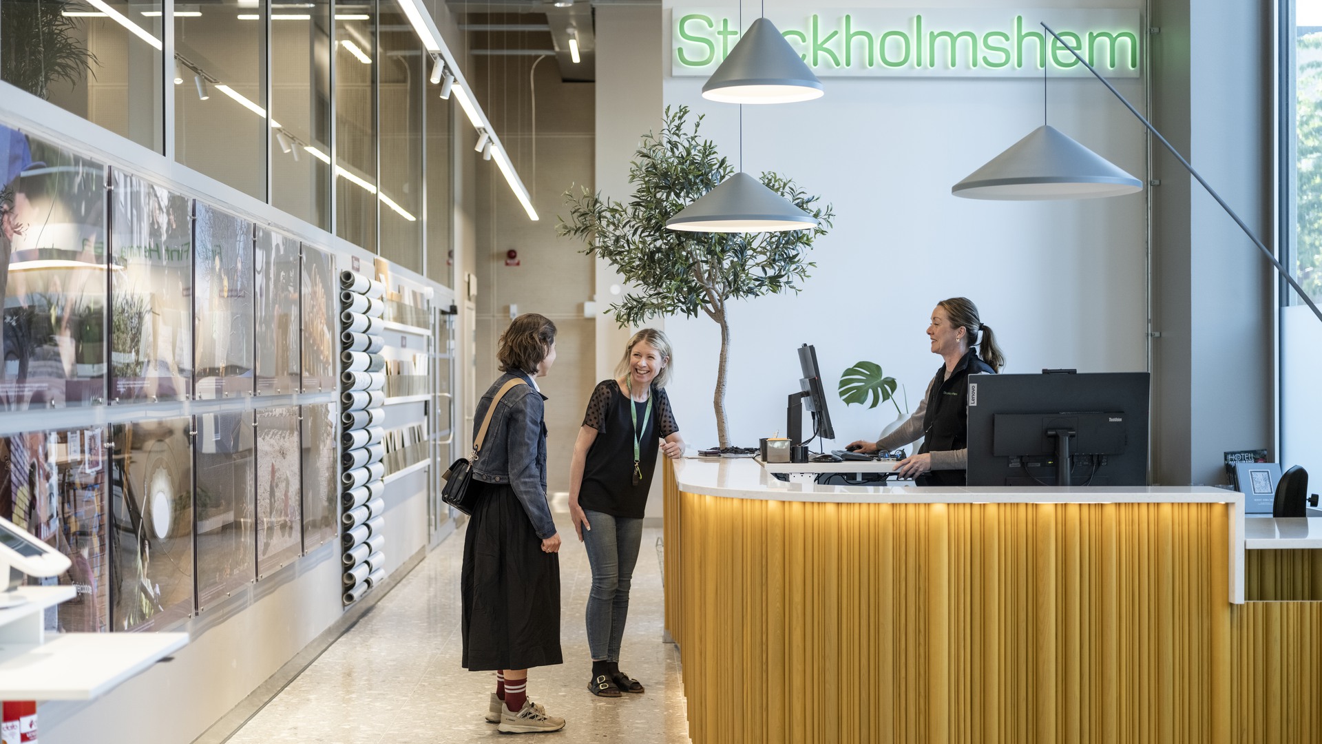 Tre kvinnor i en reception