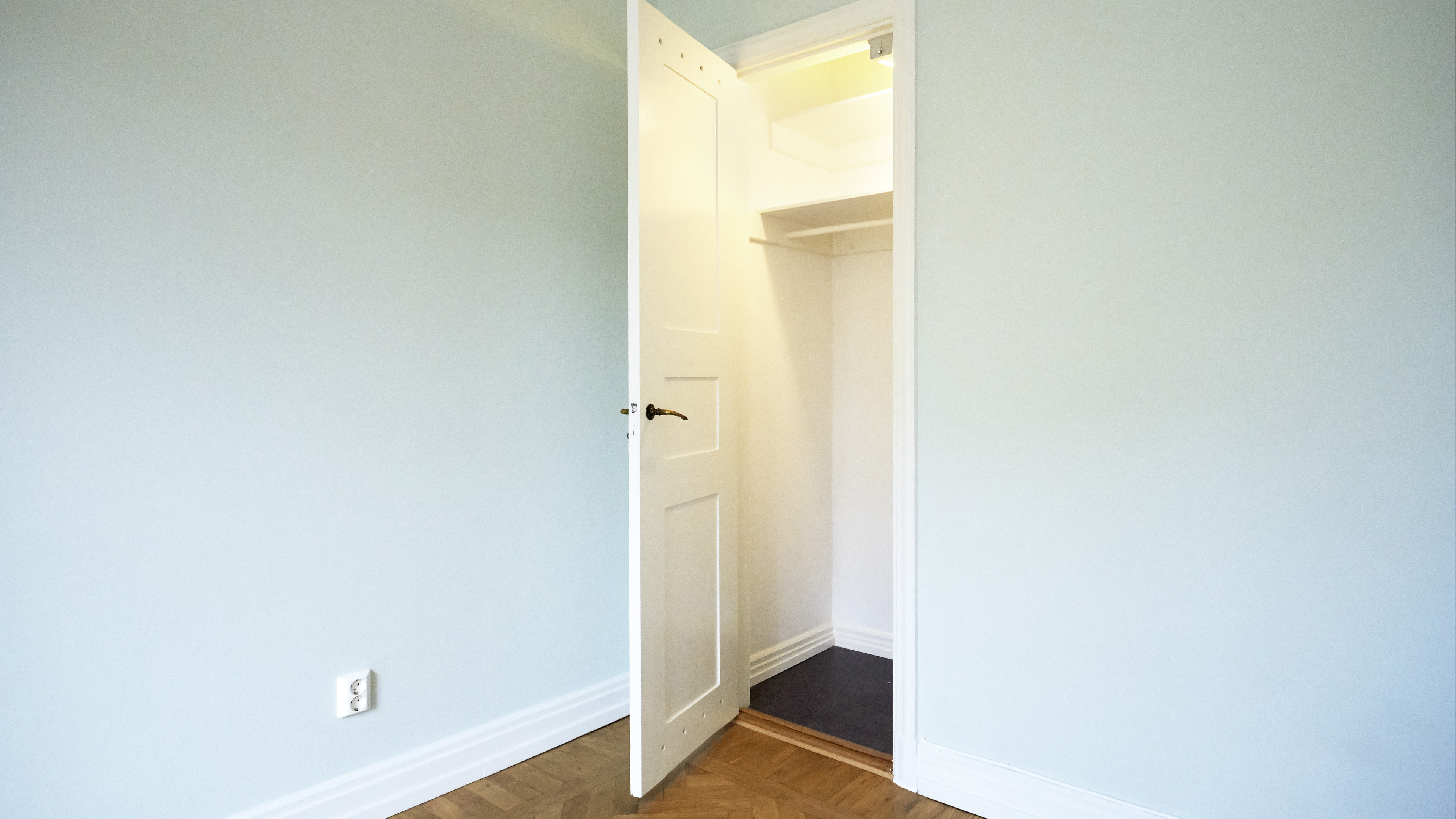 Öppen garderobsdörr