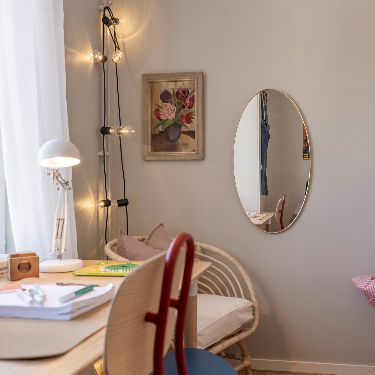 Ljust målad sovrumsvägg med belysning och spegel