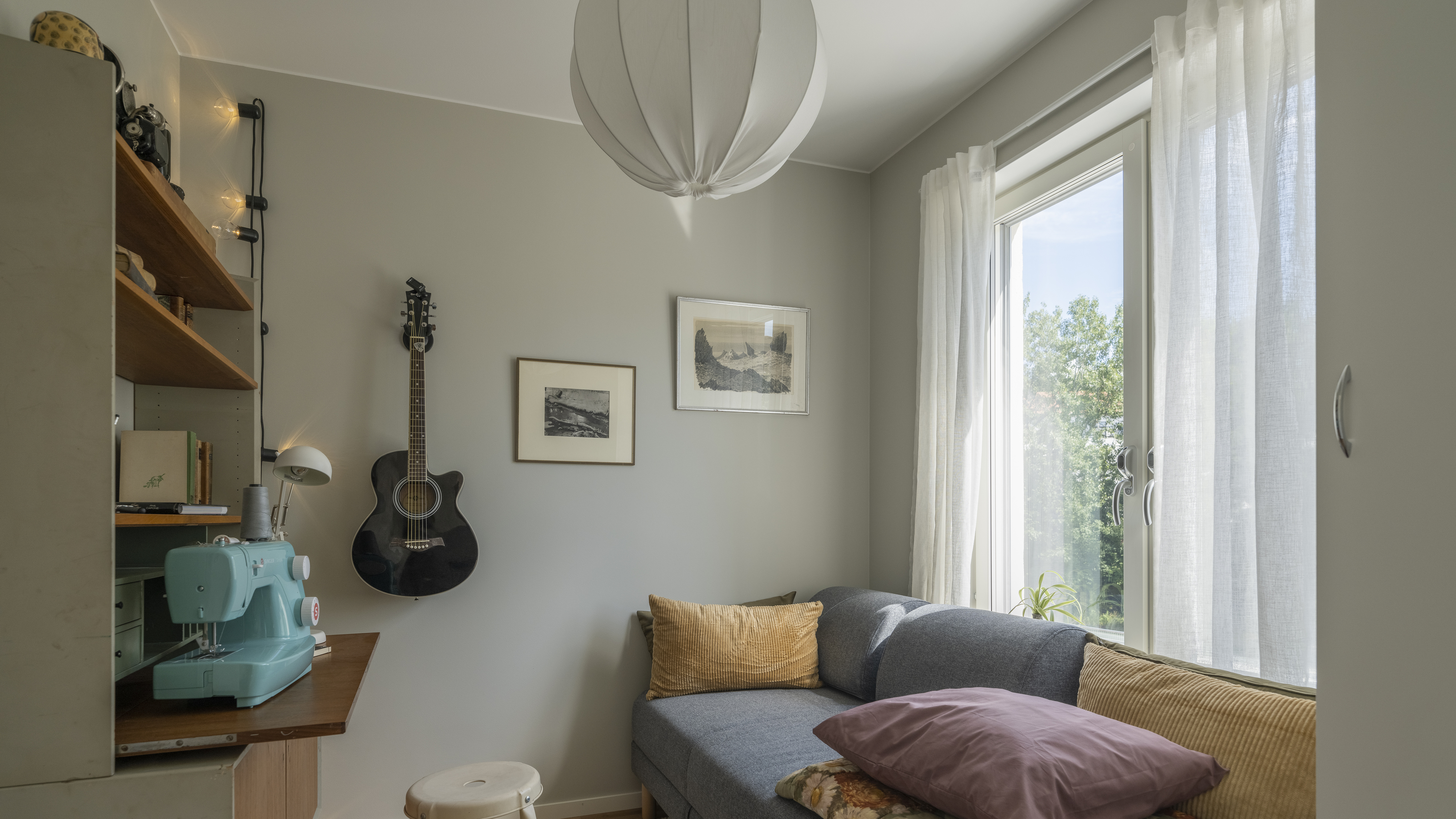 Rum med ljusa väggar