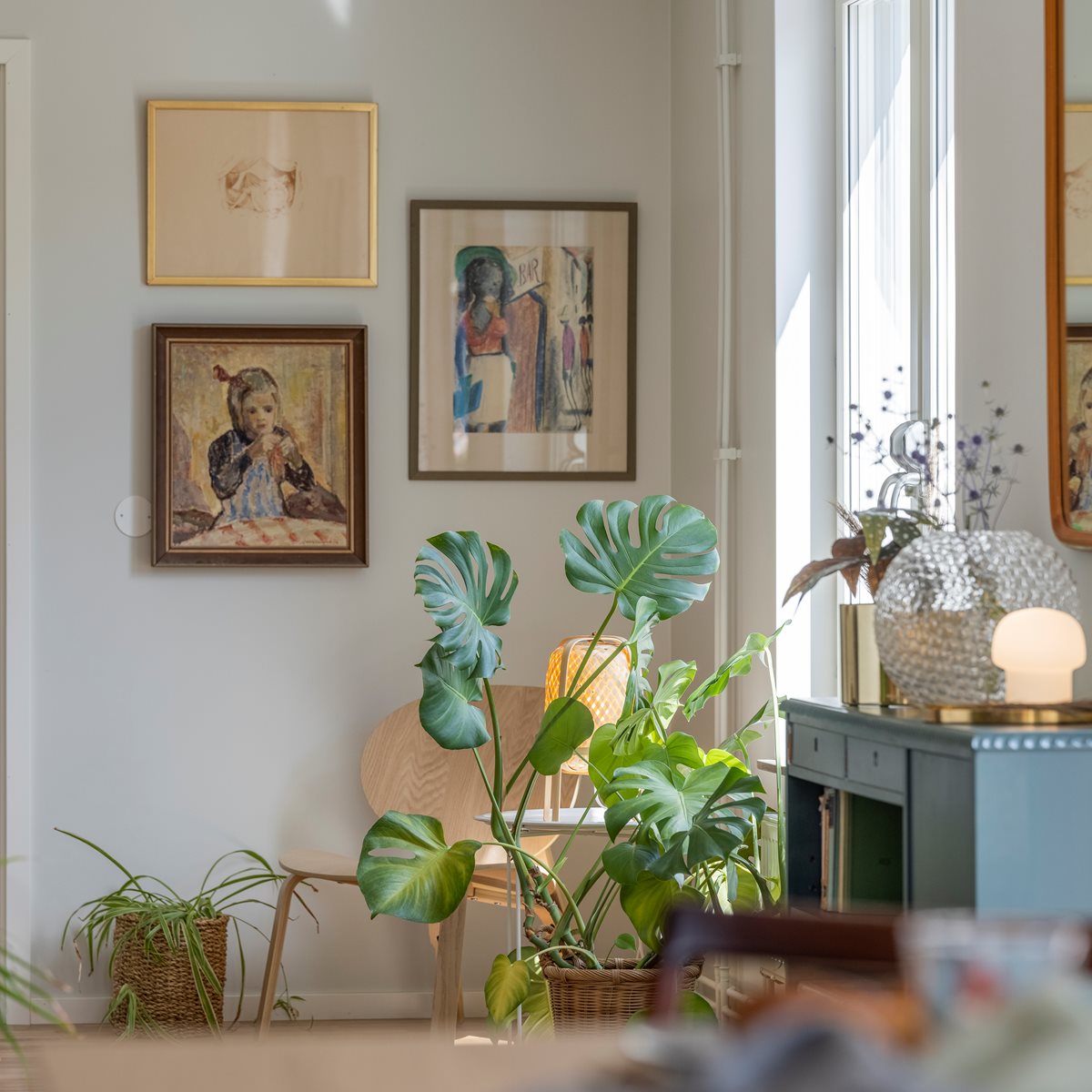 Vardagsrumsvägg med tavlor