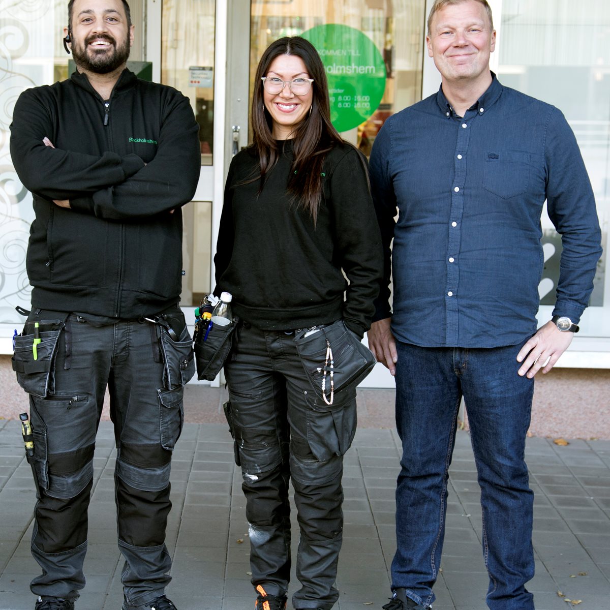 Tre kollegor utanför en besöksreception