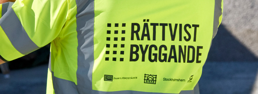 Varselklädd rygg med Rättvist Byggande-logga på