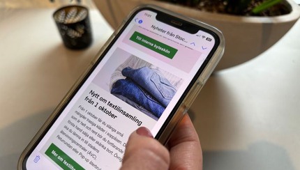 hand håller i telefon