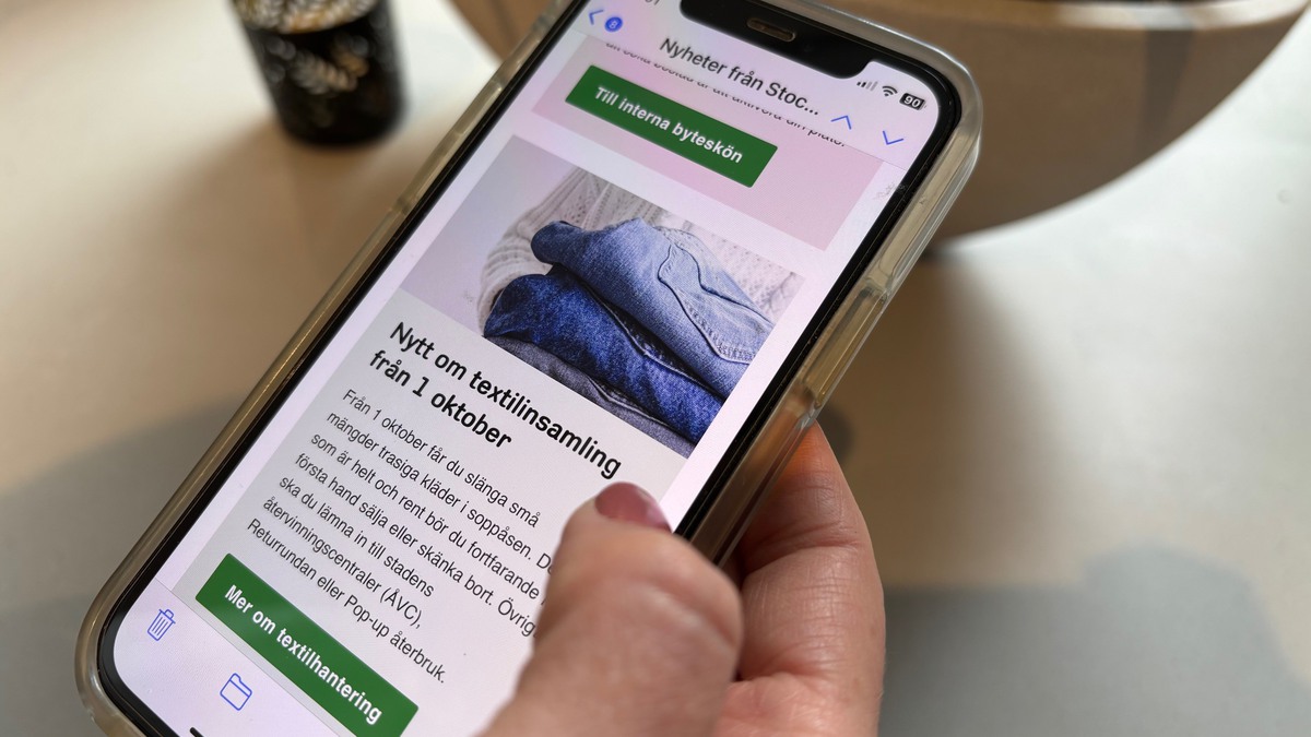 hand håller i telefon
