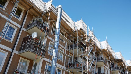 Fasad med byggställningar