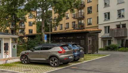 Parkerade bilar utanför flerbostadshus