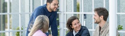 Fyra kollegor har möte utomhus