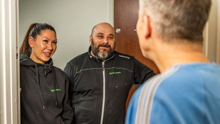 Två Stockholmshemskollegor besöker hyresgäst