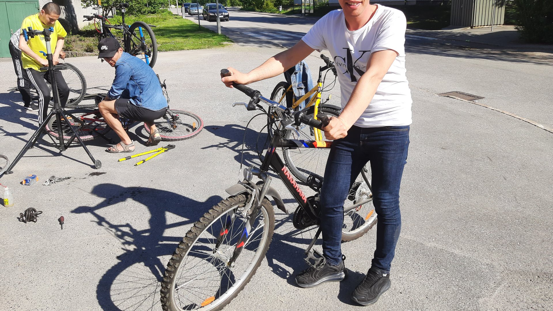 Tre personer mekar med cyklar