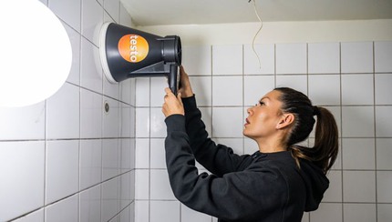 Kvinna testar ventilation i badrum