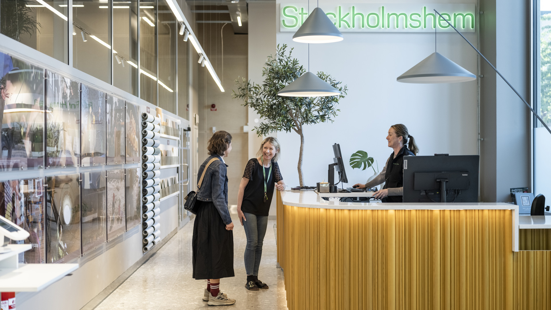 Tre kvinnor i en reception