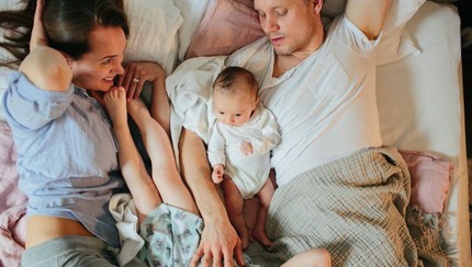 Familj myser i säng