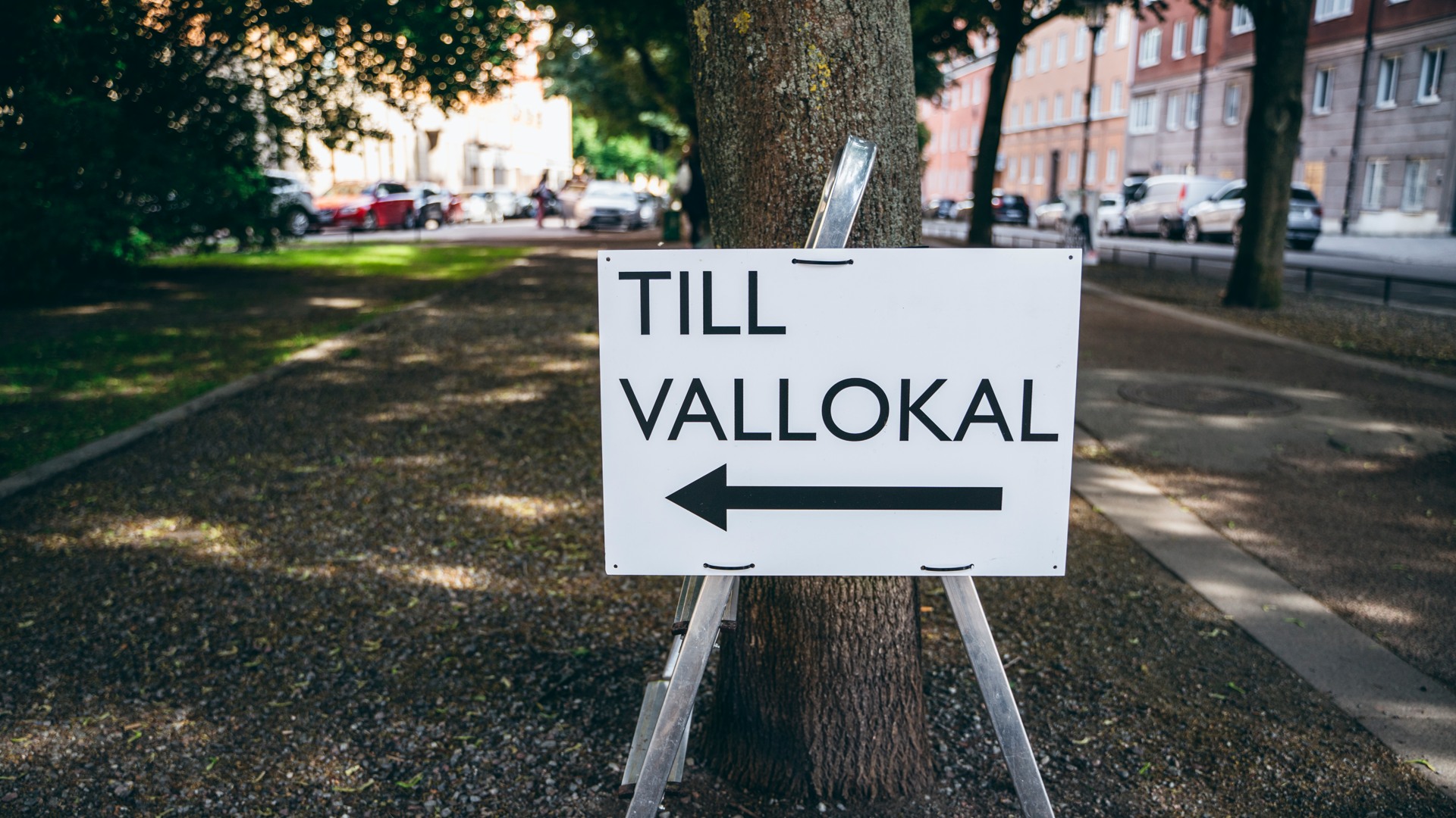 Skylt med texten "Till vallokal" och en pil