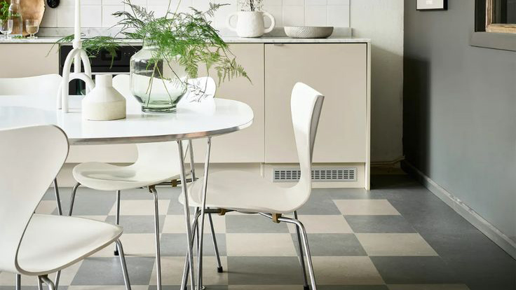 Kök med grårutigt golv