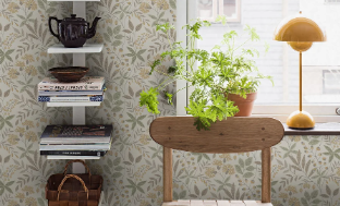 Grönmönstrad tapet i vardagsrum