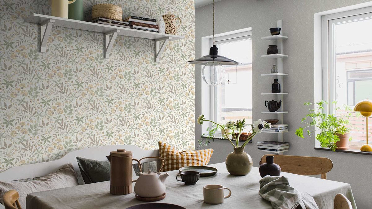 Kök med blommig tapet