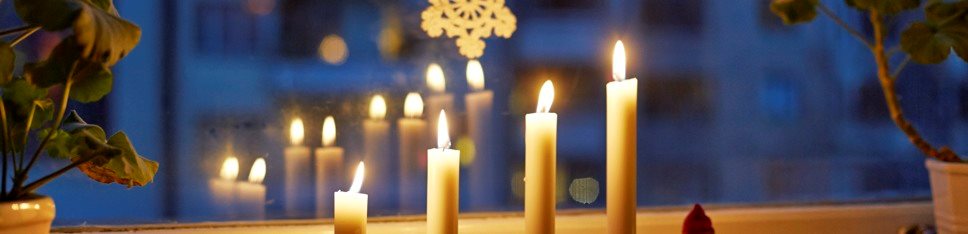 Adventsljusstake med fyra tända ljus