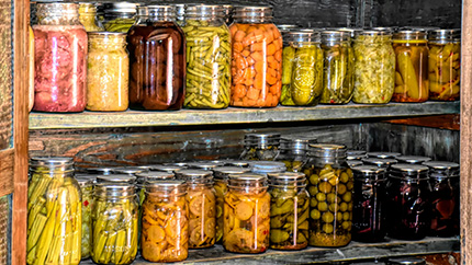 Glasburkar med inlagd mat i skafferi