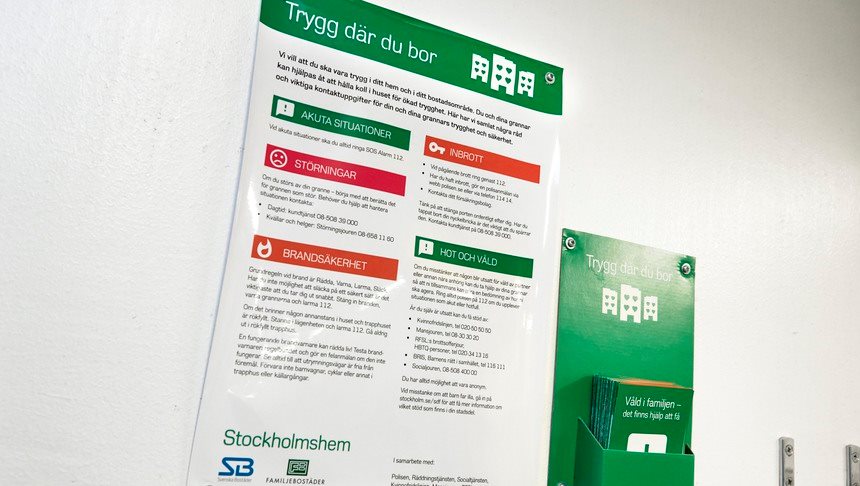 Affisch om hjälp vid våld i nära relationer, på väggen i en av våra tvättstugor.