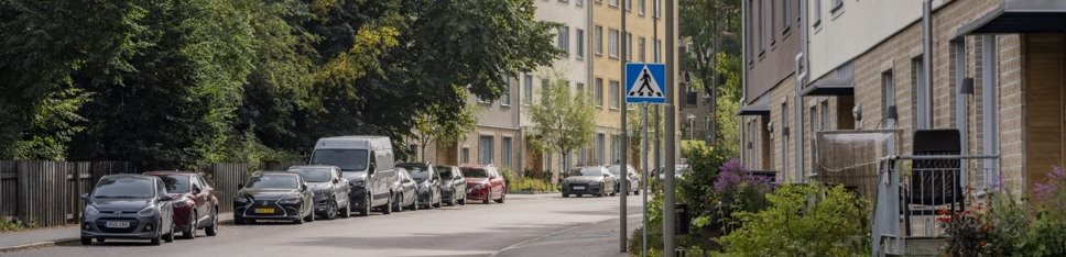 Bilar parkerade längs bostadsgata