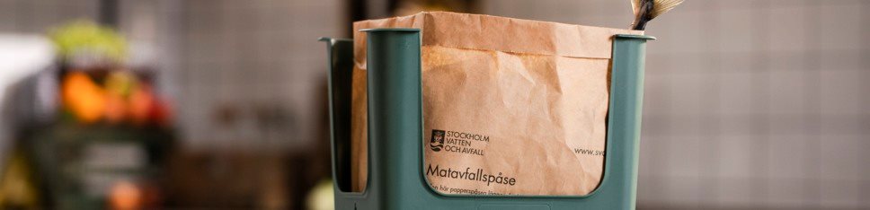 Matavfallsinsamlingskärl med brun papperspåse