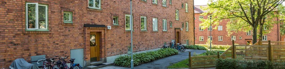 Tegelfasad och grönska