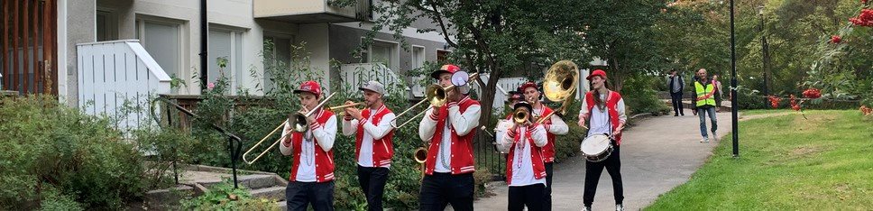 Orkester går och spelar i bostadsområde