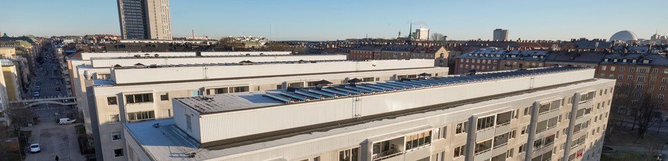 Hustak med solceller på Södermalm.